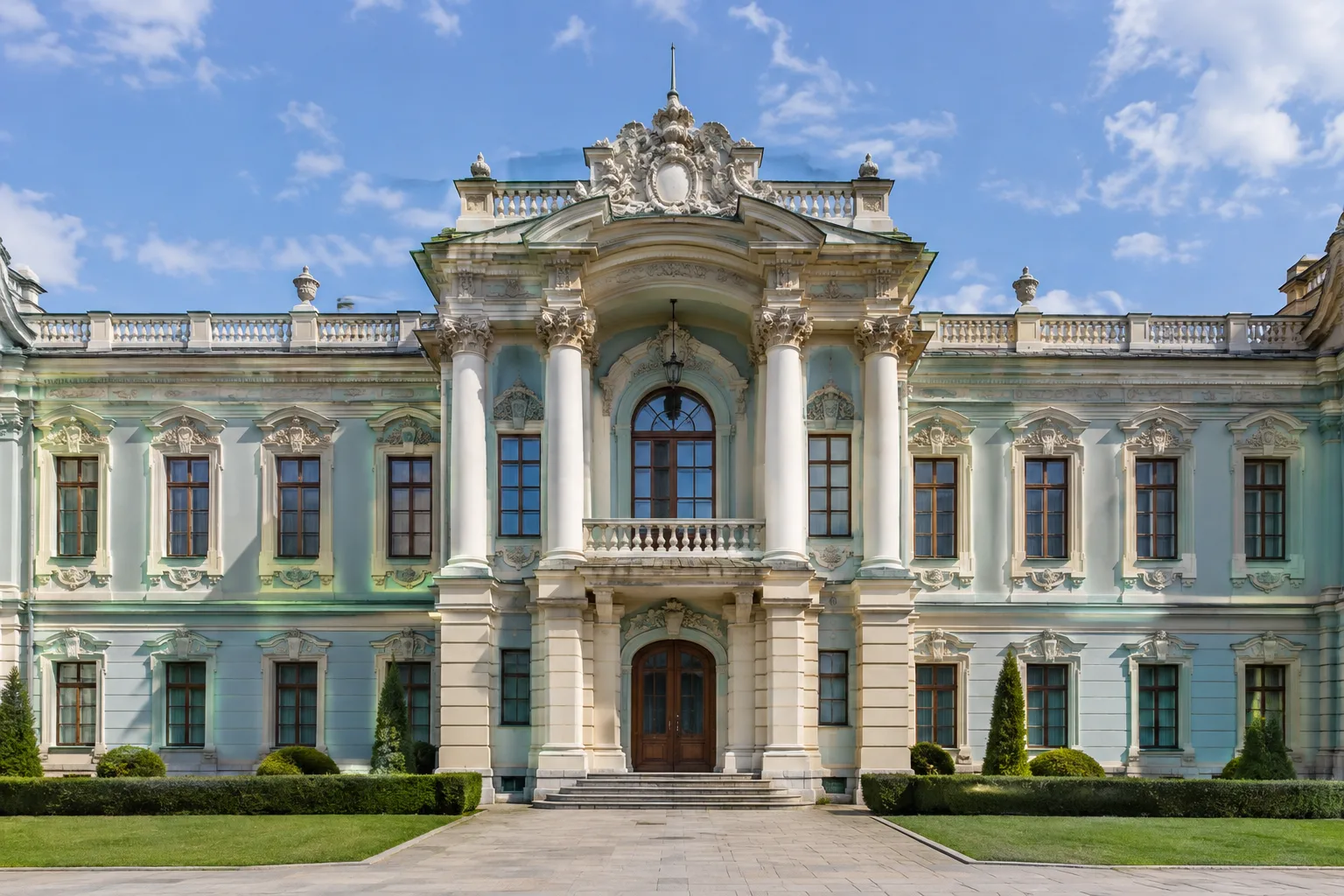 Архітектурні деталі палацового фасаду Ілюстративне фото фасаду палацу з колонами