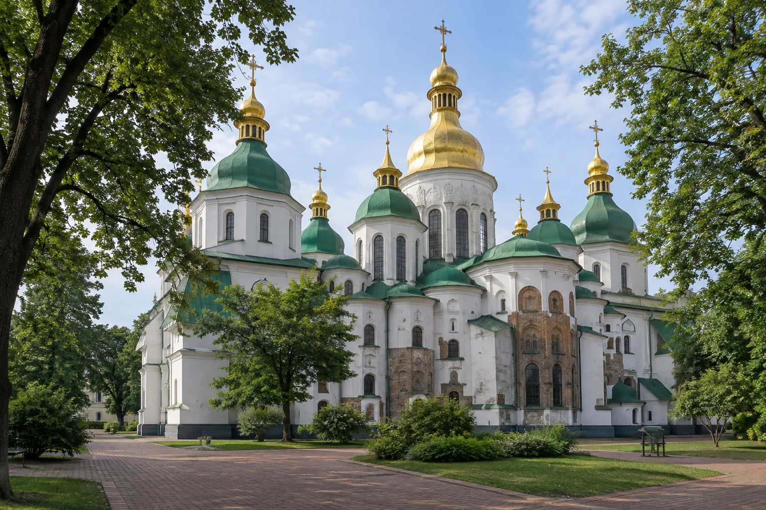 Софийский собор в Киеве среди деревьев